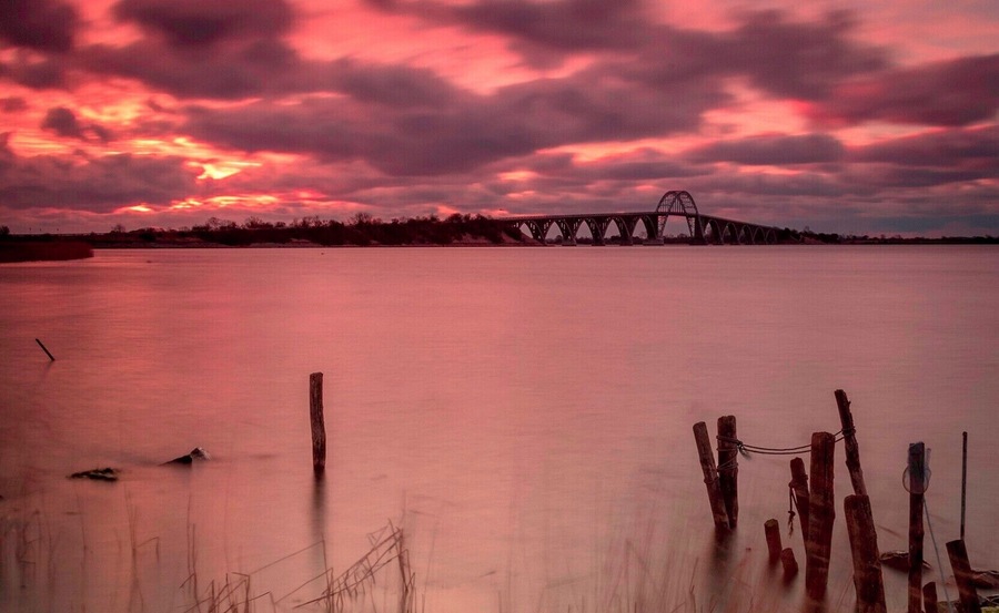 I was expecting a better sunrise this morning, but although there were too many clouds, and it was very cold and windy, this shot came out OK.