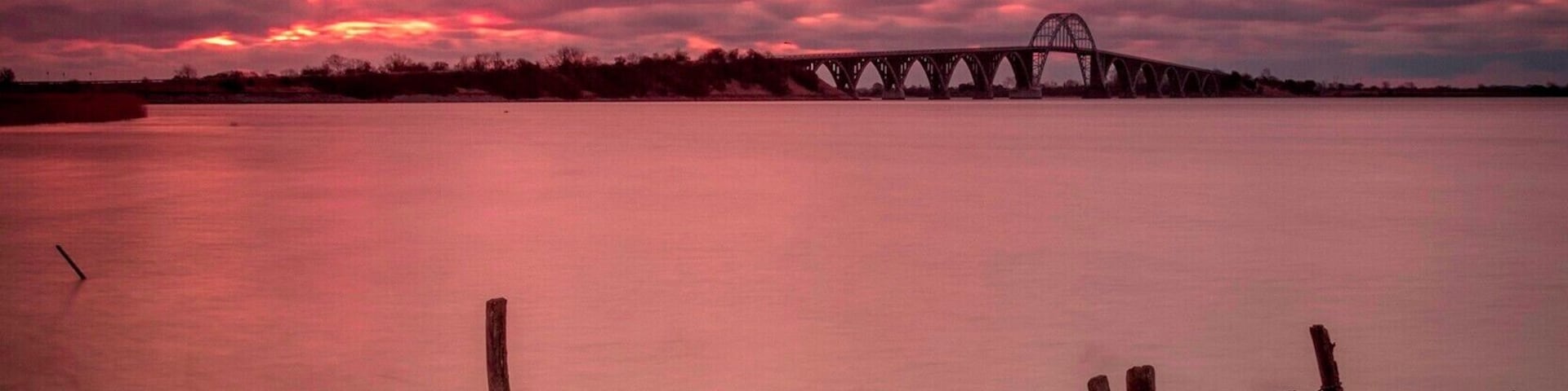 I was expecting a better sunrise this morning, but although there were too many clouds, and it was very cold and windy, this shot came out OK.