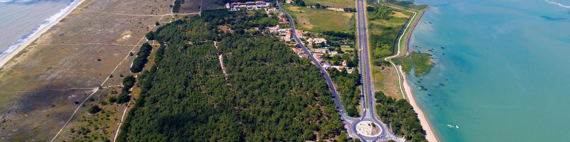 Panorama aérien sur l'île de Noirmoutier, depuis sa pointe sud. Vendée, France