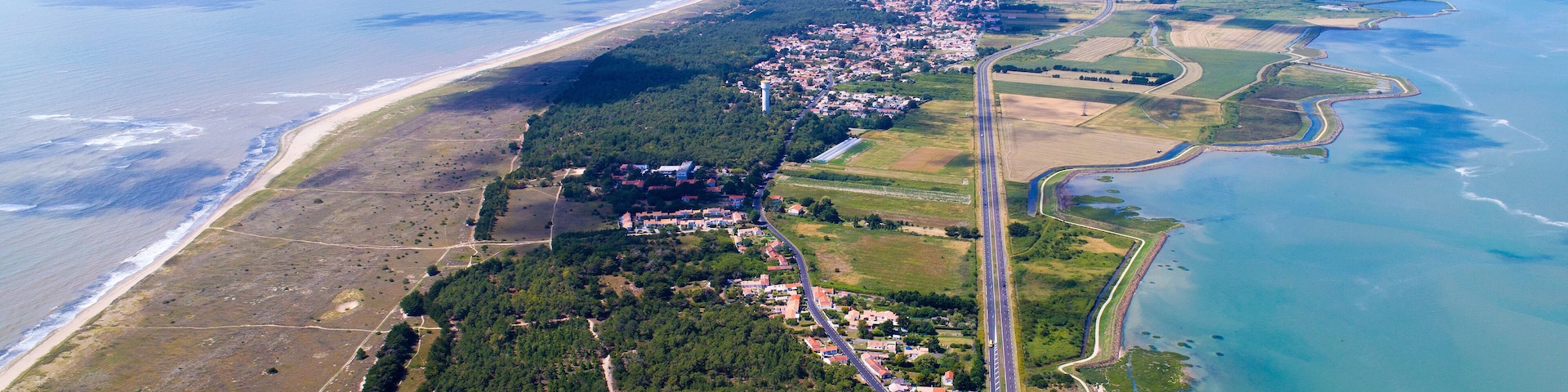 Panorama aérien sur l'île de Noirmoutier, depuis sa pointe sud. Vendée, France
