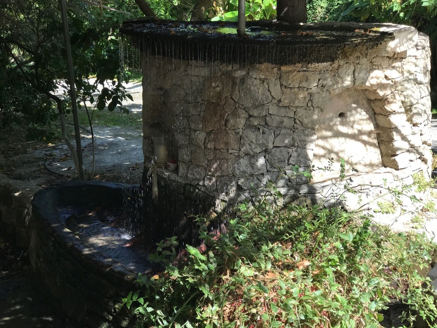 Argyroupoli is known for the famous springs.
The locals have taken advantage of the springs, respecting the surroundings and nature- by creating wonderful tavernas for visitors.
