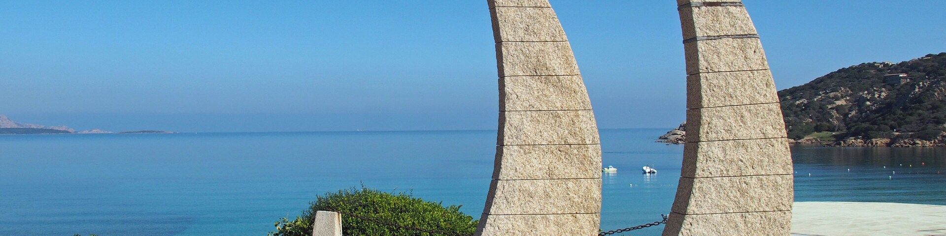 Baja Sardinia, Monument 30 Jahre Costa Smeralda (Sardinien)