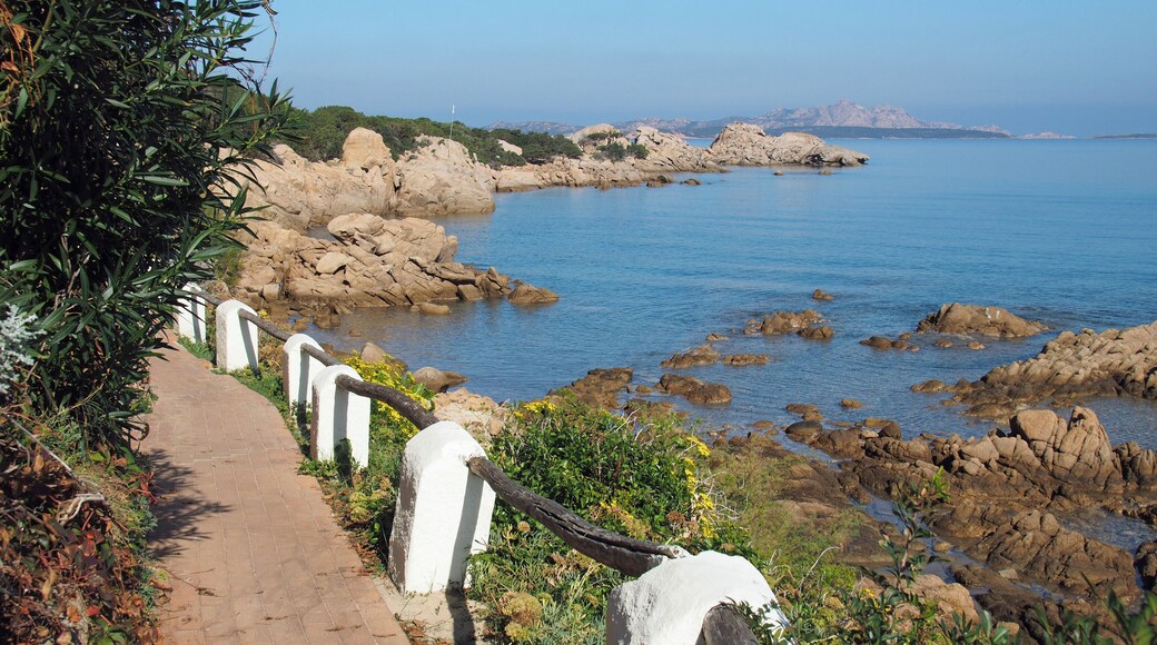 Küste bei Baja Sardinia, Costa Smeralda (Sardinien)