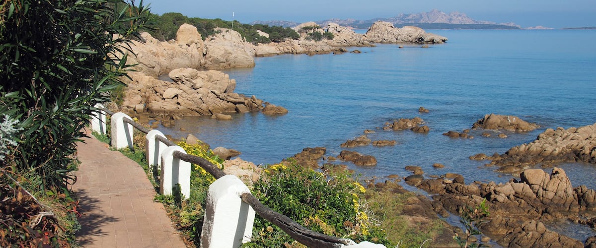 Küste bei Baja Sardinia, Costa Smeralda (Sardinien)