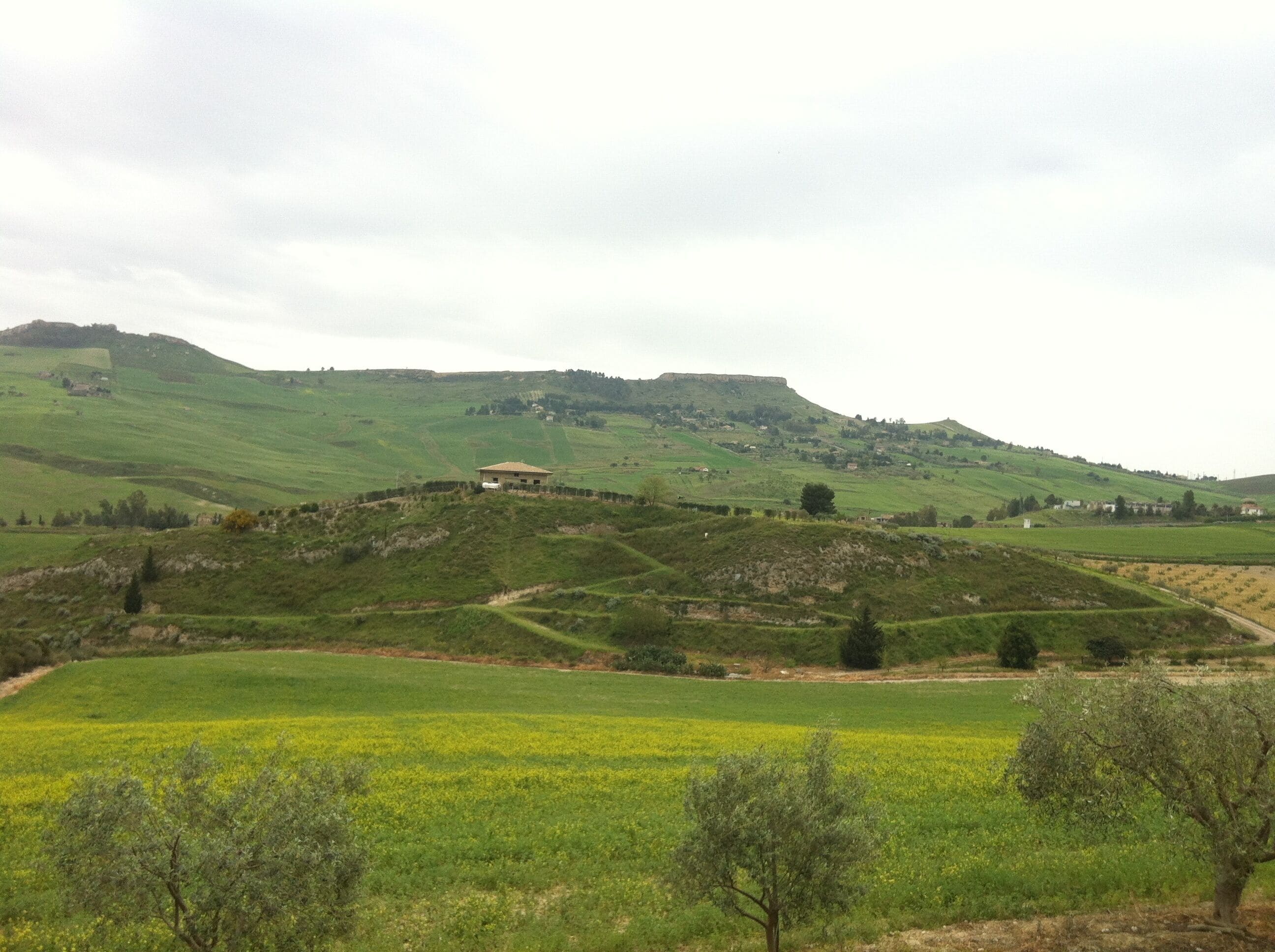 Panorama della collina di Sabucina vista dalla valle delle miniere di Caltanissetta