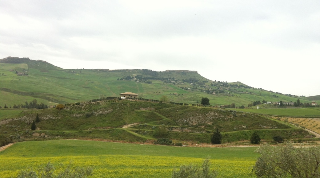 Panorama della collina di Sabucina vista dalla valle delle miniere di Caltanissetta