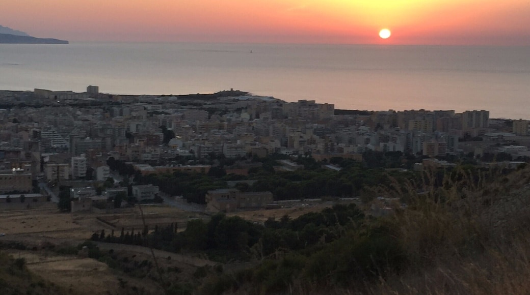 enjoy a perfect sunset with the sun falling into the see in front of Erice #lifeatexpedia