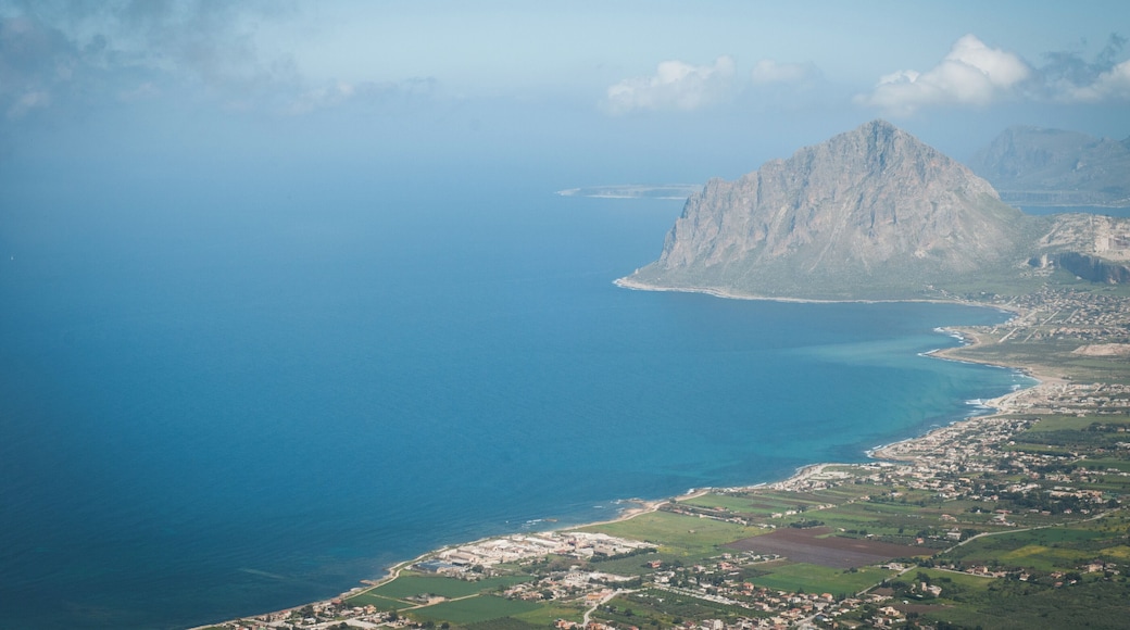 I loved the view better than the town itself, we had clear skies, and it reminded me of Rio.
#blue