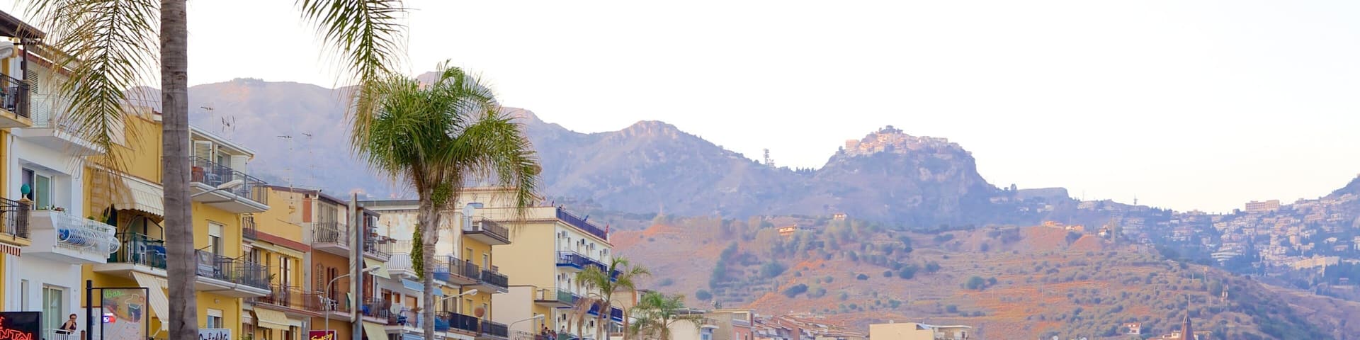 ジャルディーニ ナクソス どの含み 砂浜 と 海岸沿いの町 及び 大勢の人々