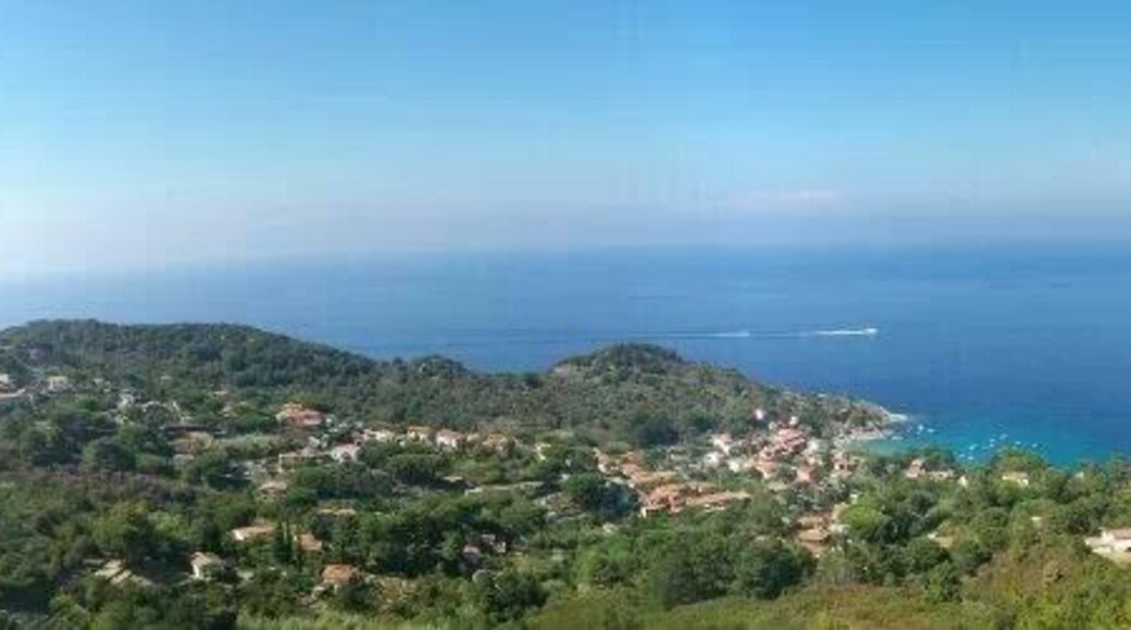 Brilliantly blue Mediterranean, clear skies, and small settlements along the route made for a fabulous weekend on Elba Island.
