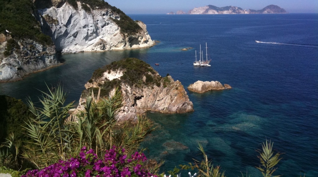 ISOLA DI PONZA e sullo sfondo Palmarola.