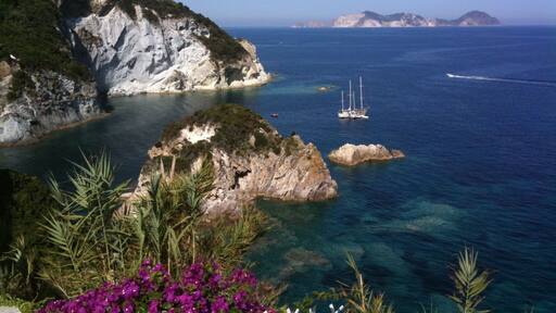 ISOLA DI PONZA e sullo sfondo Palmarola.