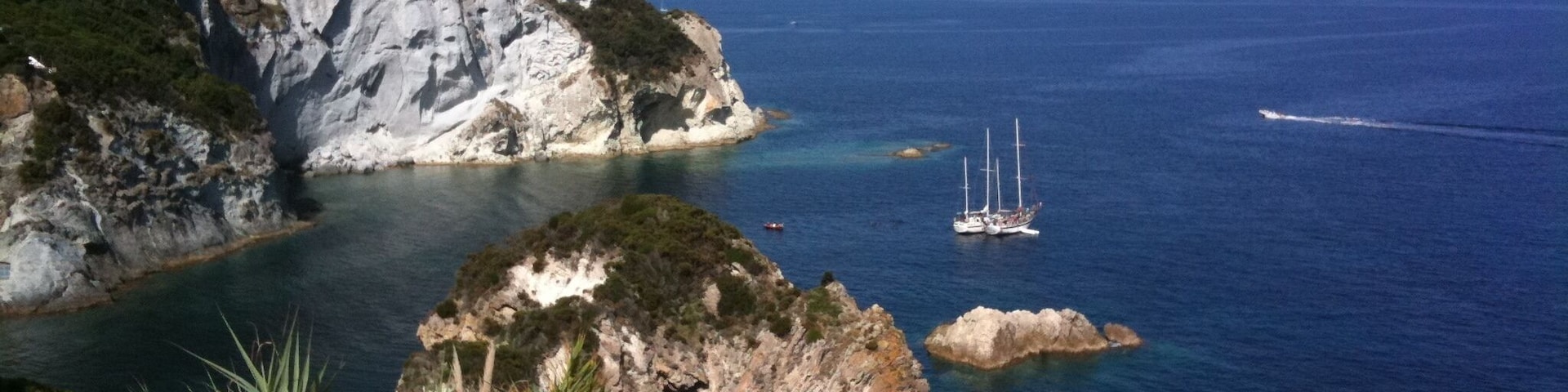ISOLA DI PONZA e sullo sfondo Palmarola.