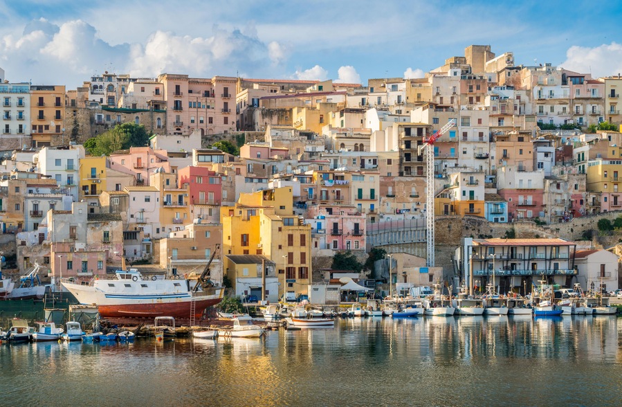 P7XB14 The colorful city of Sciacca overlooking its harbour. Provice of Agrigento, Sicily.