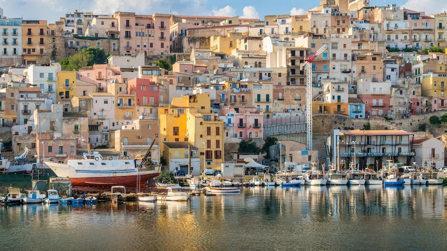 P7XB14 The colorful city of Sciacca overlooking its harbour. Provice of Agrigento, Sicily.