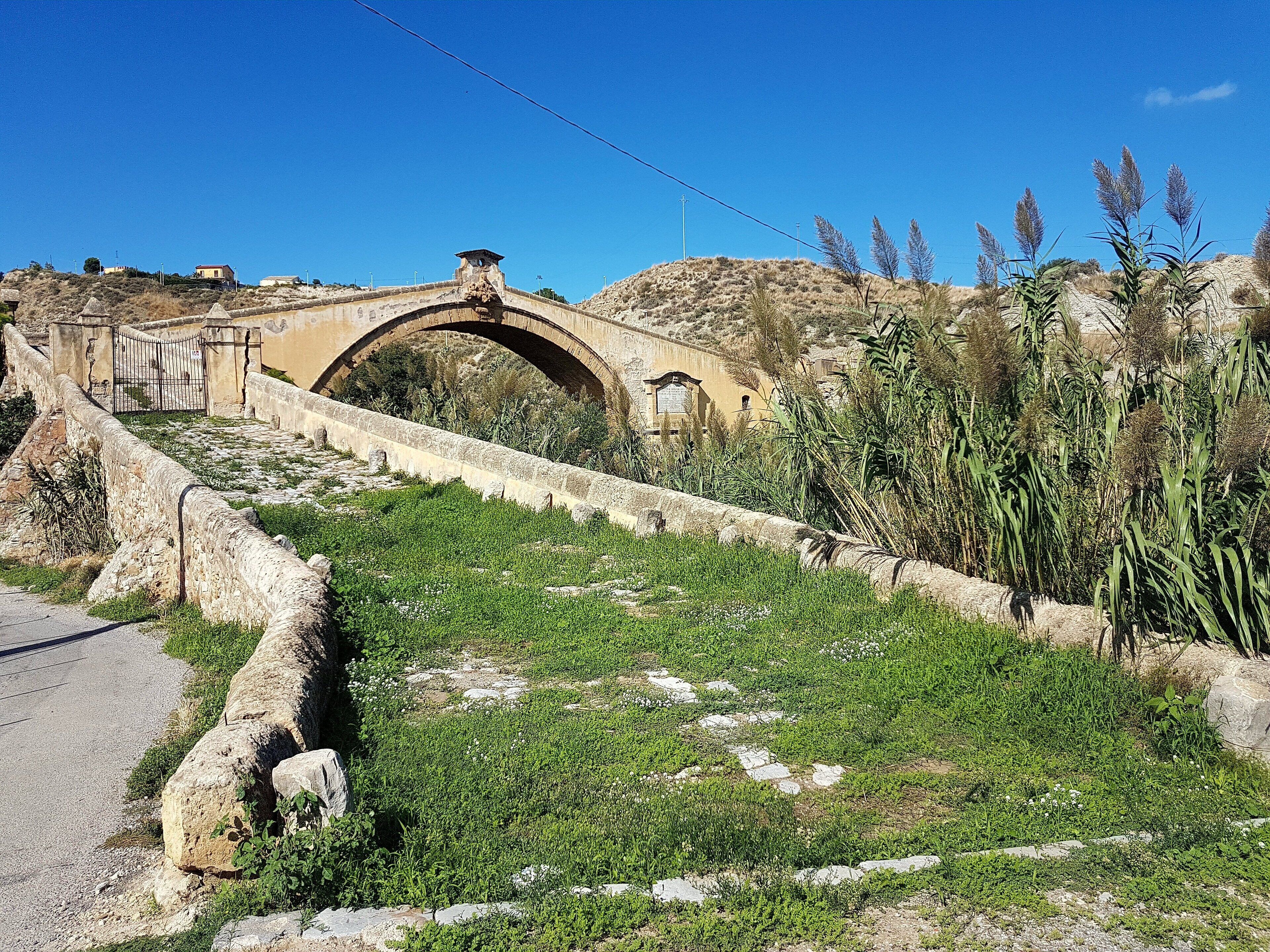 historische Bogenbrücke - m.E. eine der schönsten Brücken der Welt - wieder aufgebaut im 17.Jhdt - derzeit geschlossen. Vor Termini Imrese auf der Straße nach Palermo - früher eine wichtige Ost-West- Verbindung. Sehenswert!