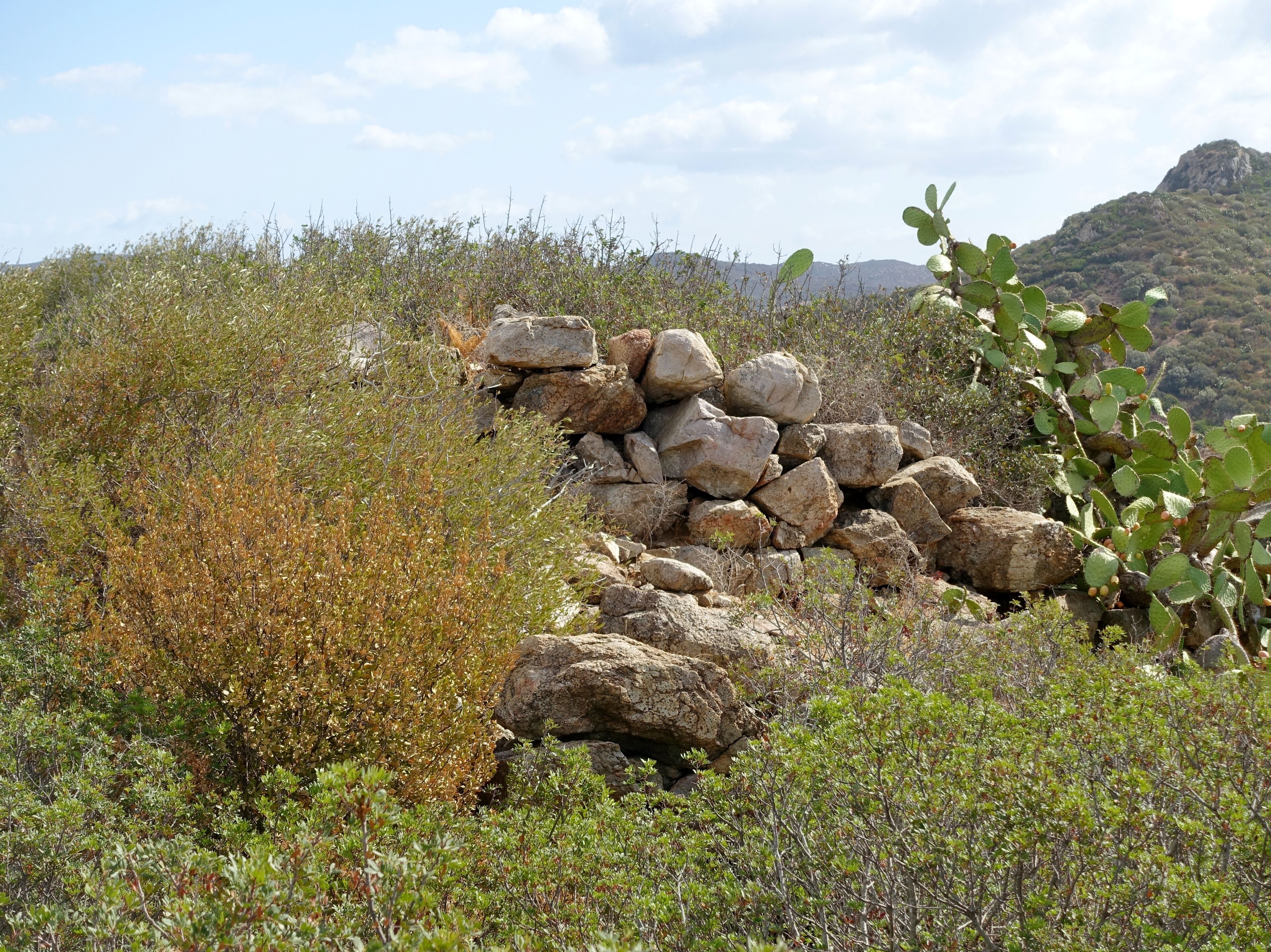 Nuraghe von Cuccureddus, Gemeinde Villasimius, Sardinien, Italien