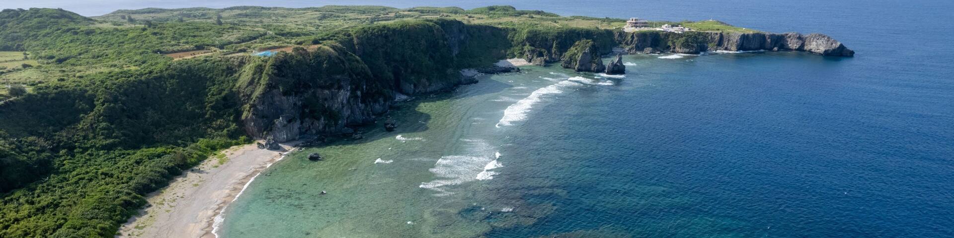 沖縄県国頭郡国頭村辺戸の辺戸岬、宇佐浜の海をドローンで空撮した風景 Aerial drone view of the sea at Cape Hendo and Usahama beach in Hendo, Kunigami-mura, Kunigami-gun, Okinawa, Japan