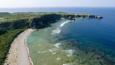 沖縄県国頭郡国頭村辺戸の辺戸岬、宇佐浜の海をドローンで空撮した風景 Aerial drone view of the sea at Cape Hendo and Usahama beach in Hendo, Kunigami-mura, Kunigami-gun, Okinawa, Japan