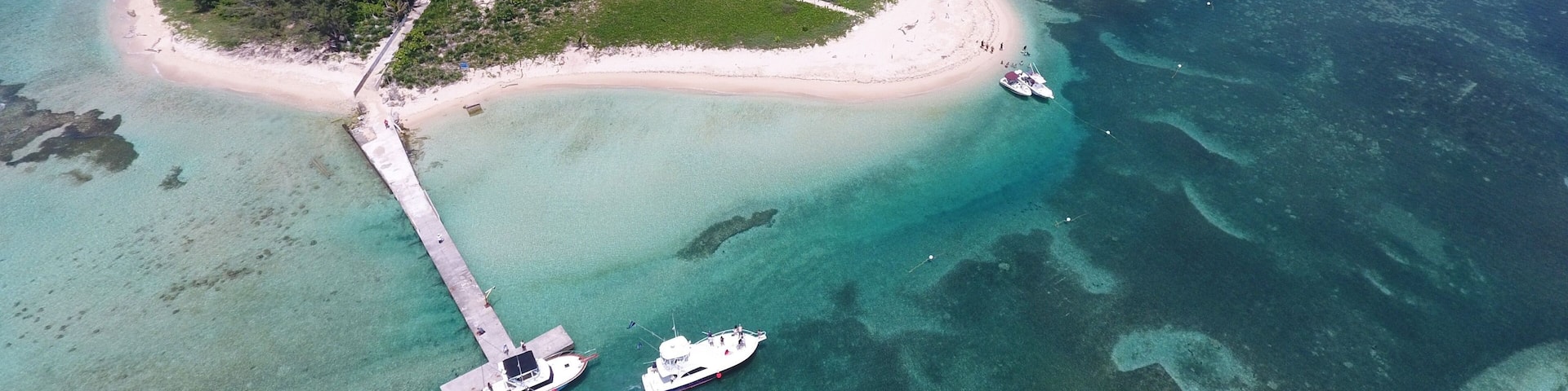 Aerial view of Isla de Enmedio with a pier and boats in the blue water, Veracruz Mexico