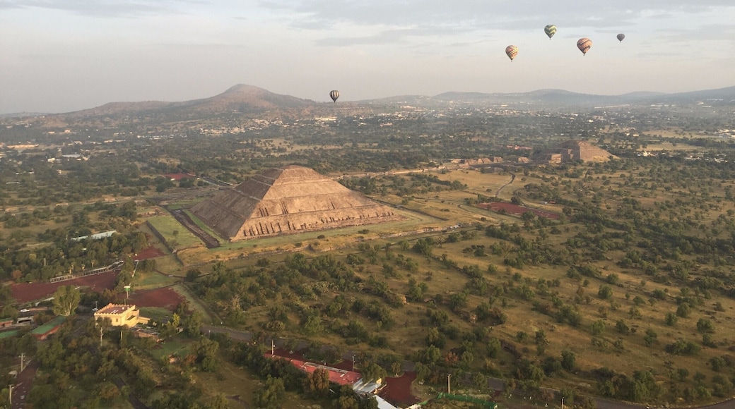 Last year, I visited my girlfriend in Mexico, who surprised me with a hot air balloon ride over the pyramids of Teotihuacan. What a life changing experience, highly recommend it!
#lifeatexpedia