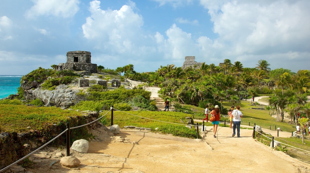 Tulum que incluye escenas tropicales, elementos del patrimonio y vistas de paisajes