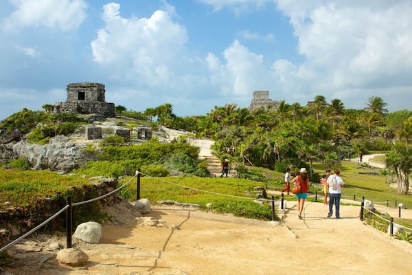 Un site archéologique situé sur la côte, comprenant des ruines et un sentier menant à ces dernières.