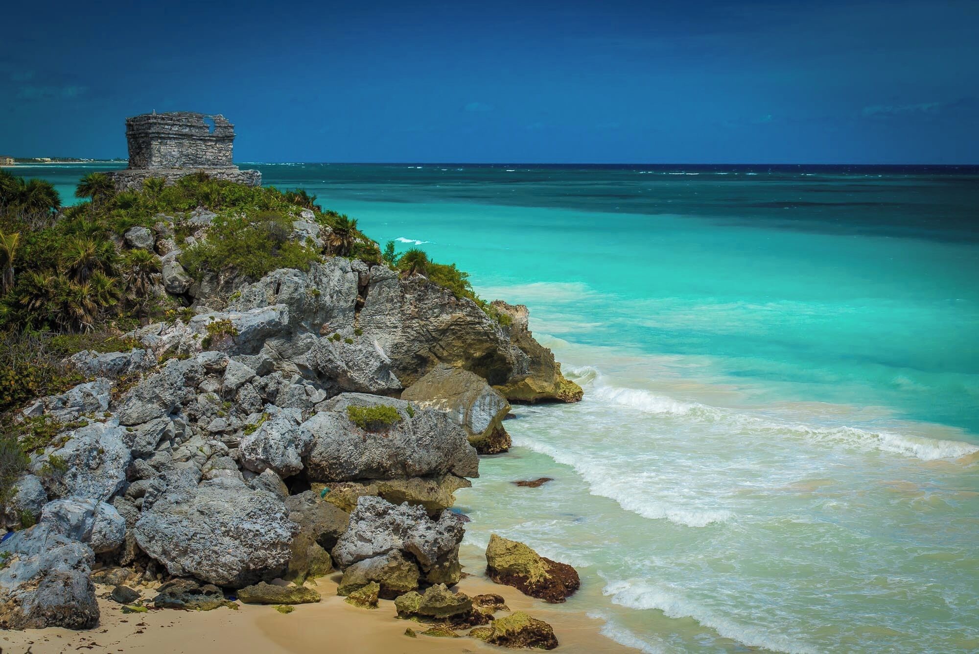 The famous "Mayan Ruin at the glorious Beach" in Tulum. The site is part of a larger archeological site and gets VERY busy in spring. But itÂŽs definitely worth a visit, since you can go for a swim after the cultural part ;-) #AquaTrove