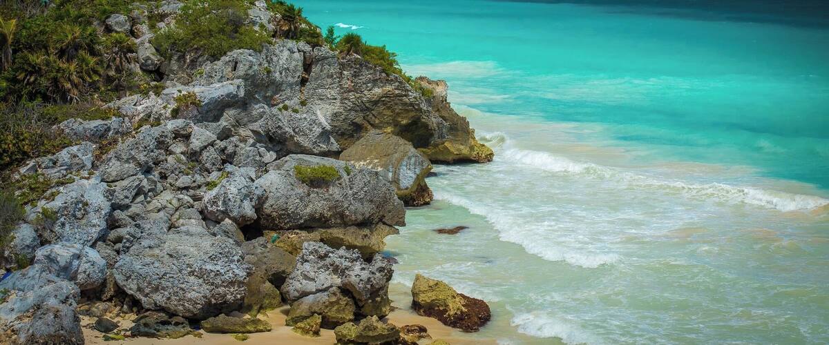 The famous "Mayan Ruin at the glorious Beach" in Tulum. The site is part of a larger archeological site and gets VERY busy in spring. But it´s definitely worth a visit, since you can go for a swim after the cultural part ;-) #AquaTrove