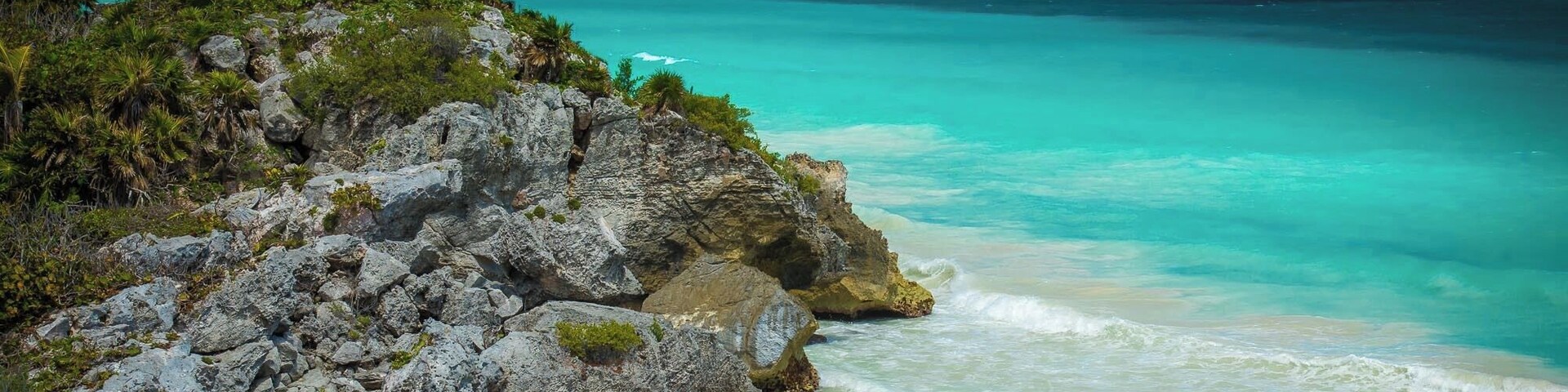 The famous "Mayan Ruin at the glorious Beach" in Tulum. The site is part of a larger archeological site and gets VERY busy in spring. But it´s definitely worth a visit, since you can go for a swim after the cultural part ;-) #AquaTrove
