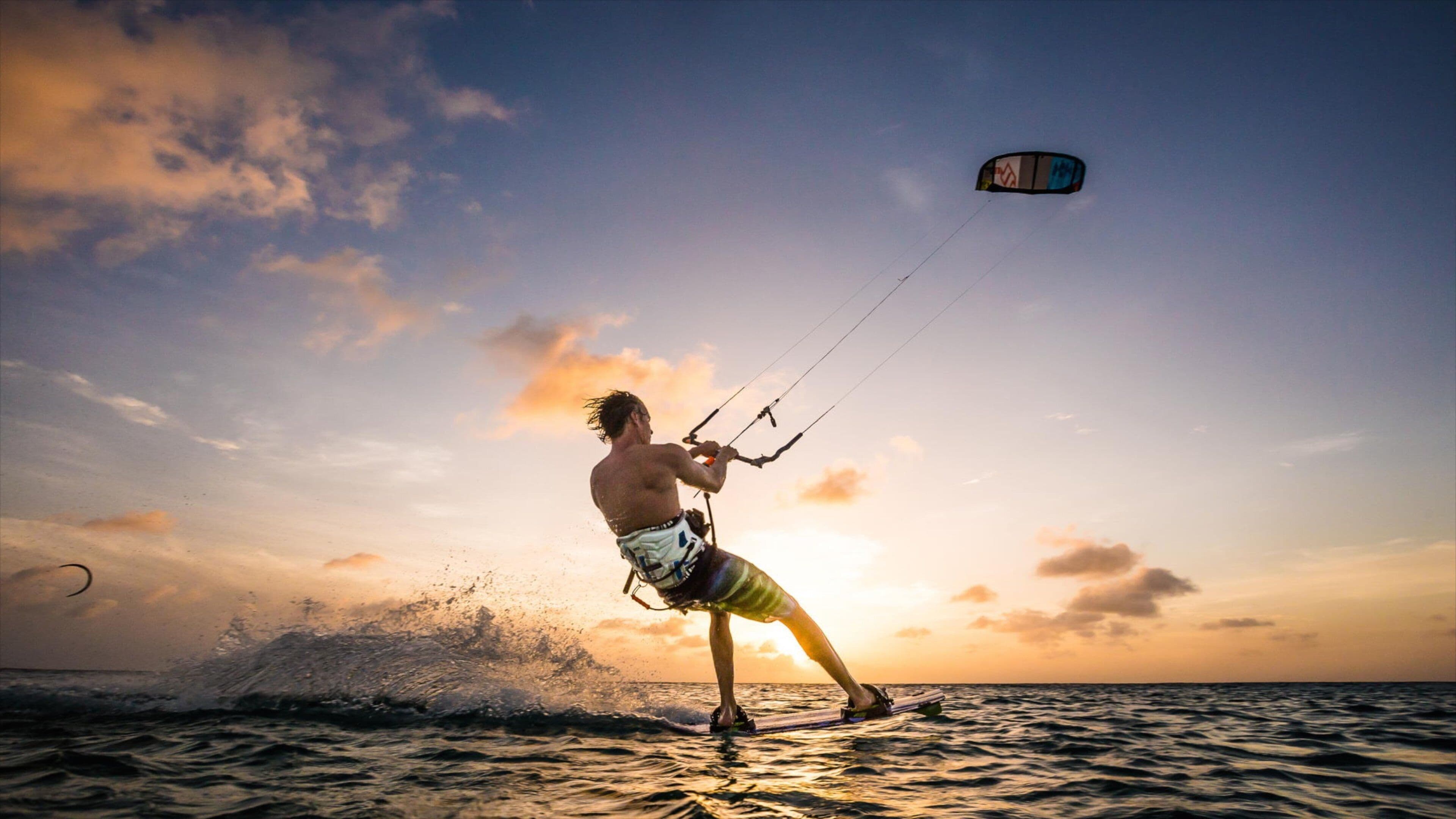 Bonaire presenterar kitesurfing, kustutsikter och en solnedgång
