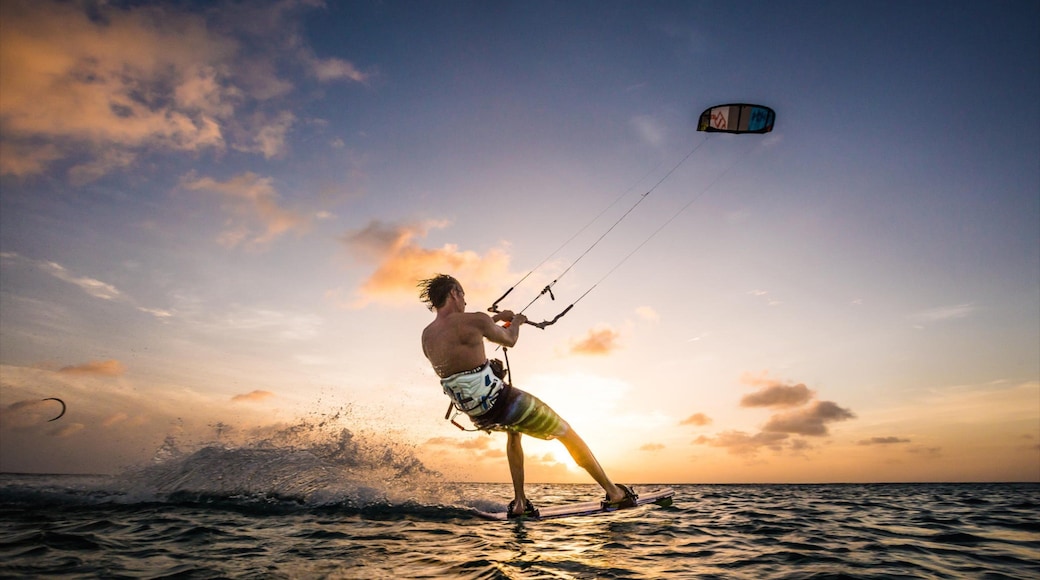 Bonaire presenterar kitesurfing, kustutsikter och en solnedgång