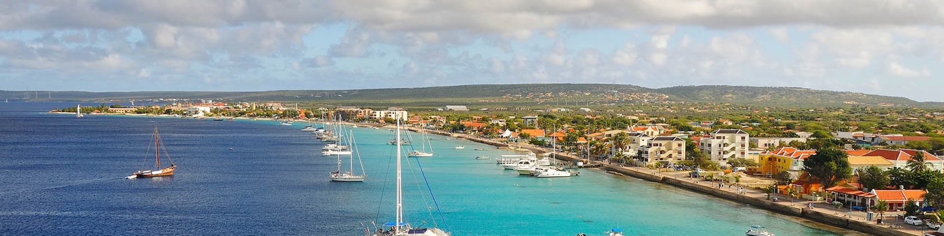 Bonaire que inclui uma baía ou porto, cenas tranquilas e paisagens litorâneas