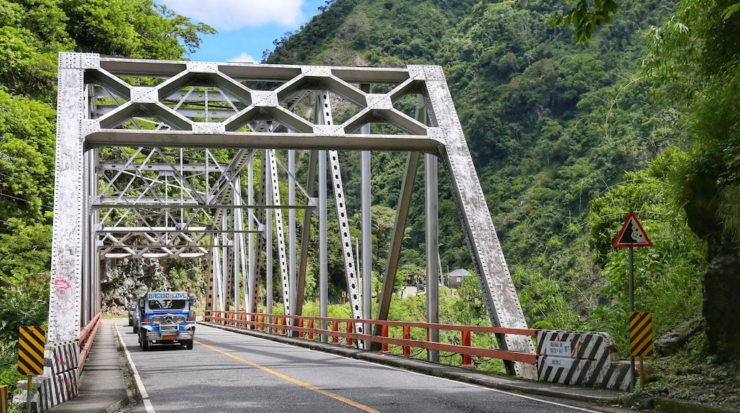 The road trip in the Philippines is a joy with the coconut trees that accompany you throughout the journey. Gypney (bus), which appears in the photo, is one of the most famous symbols of the country.
#LifeAtExpedia
#Roadtrip
#Philippines
#Batad
#Green
#Travel
#Bridge
#Bus
#Ifugao