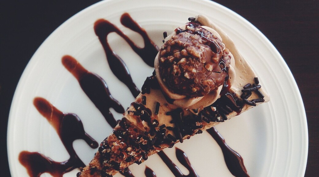 Have a taste of heaven. 👼🍰
Tabelle's Ferrero cake. 😍