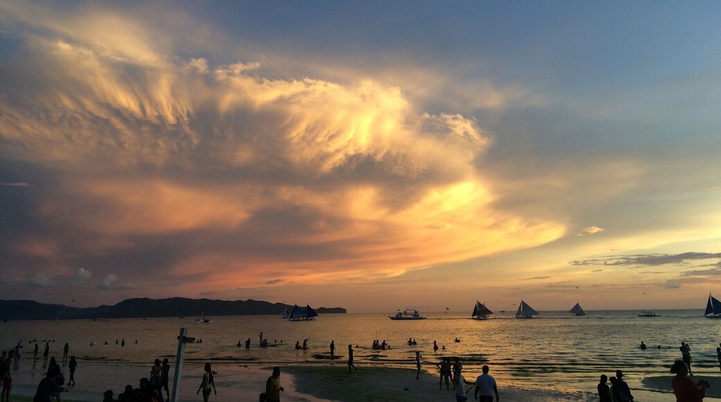 The Labor Day weekend sunset at the new summer capital of the Philippines - Boracay Island.
#goldenhour