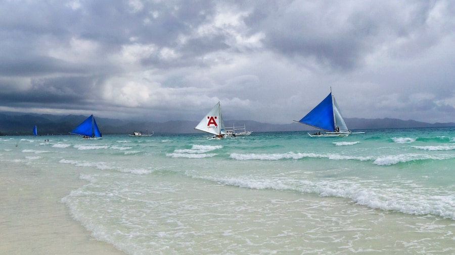 I have seen so many beautiful islands with amazing beaches, crystal clear waters and colorful corals but i truly lost my heart to Boracay...!
#LifeAtExpedia
#Philippines
#Beach
#Boracay
#Ocean
#Blue
#DreamDestinations