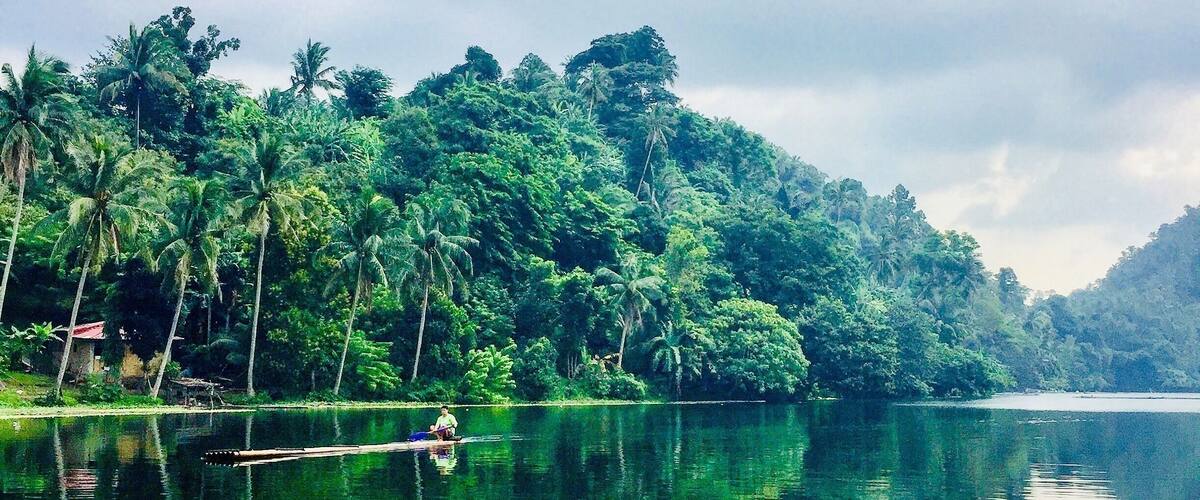 Mornings at Pandin Lake. Only Bamboo raft as trasport and a rope. #culture
