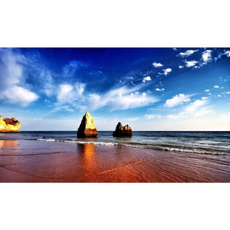 Amazing rock formations that exist pretty much everywhere in the south coast of Portugal, Algarve. #mycountrymypride