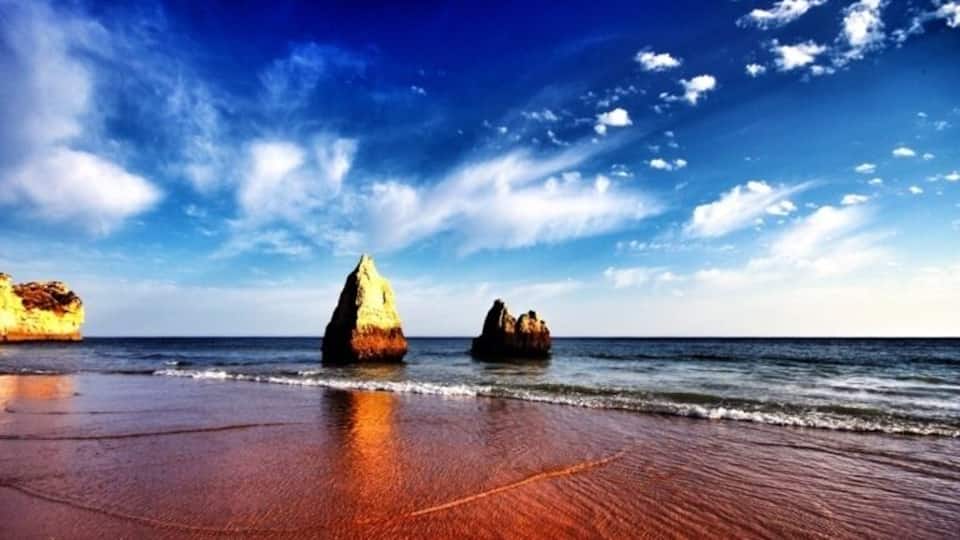 Amazing rock formations that exist pretty much everywhere in the south coast of Portugal, Algarve. #mycountrymypride