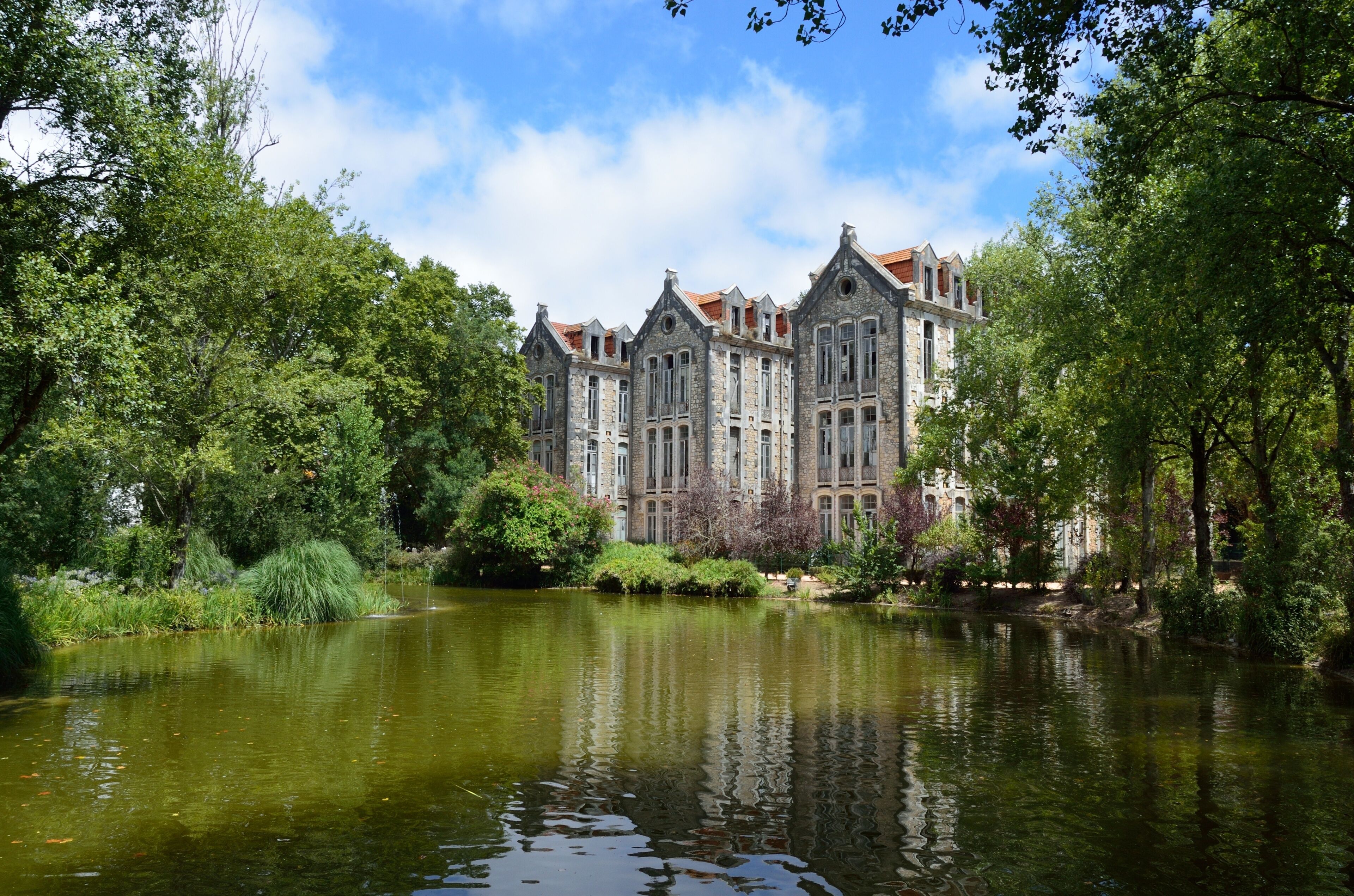 Pabellones del antiguo Hospital Termal en el parque Dom Carlos I, Caldas da Rainha, Estremadura, Portugal
