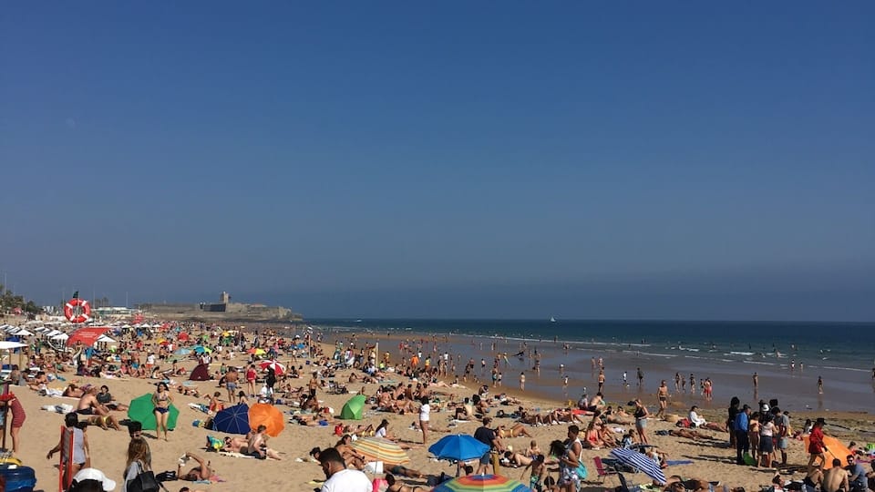 A beach near the city, people enjoying their sun and weekend
Plus the pastries sellers #beachlife #lifeatexpedia #summer #sun
