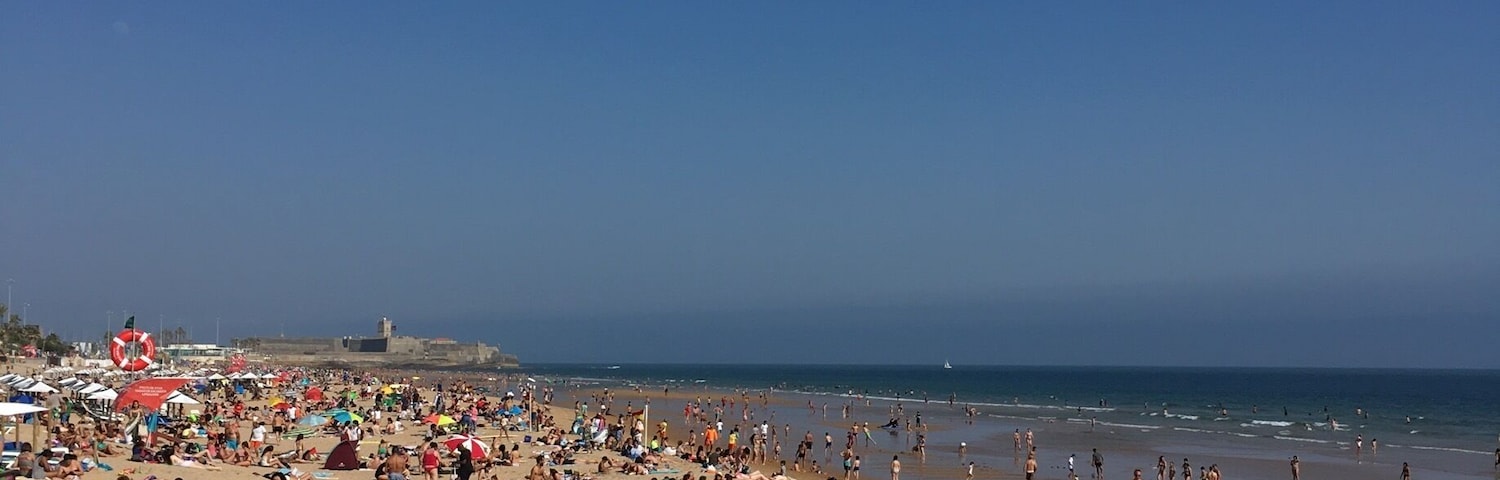A beach near the city, people enjoying their sun and weekend
Plus the pastries sellers #beachlife #lifeatexpedia #summer #sun
