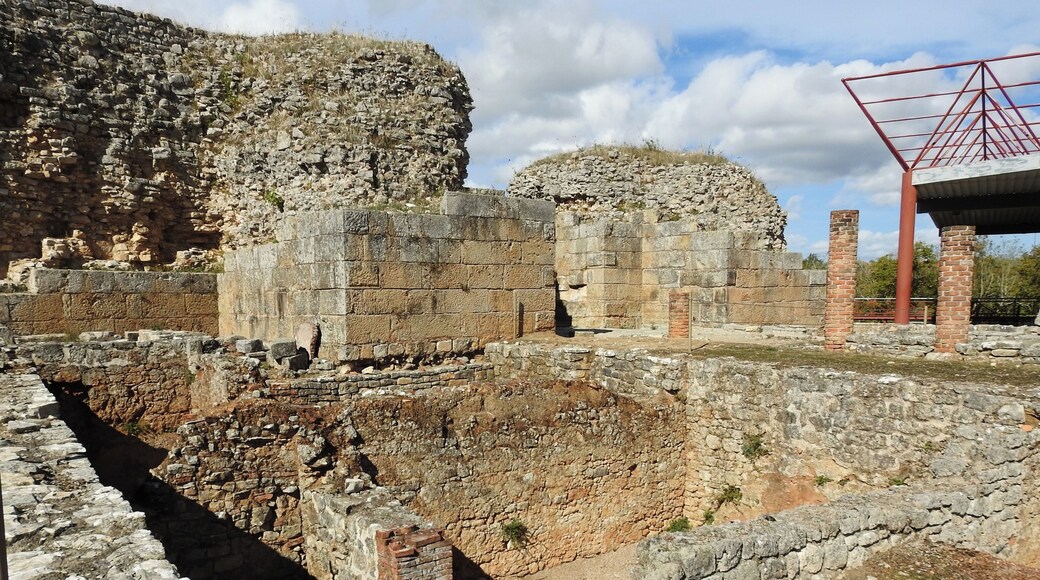 #conimbriga #ruins #roman
As Ruínas Romanas de Conímbriga são um dos maiores sítios arqueológicos de Portugal e ficam situadas a cerca de 17 Km da cidade de Coimbra. A região era já povoada desde os tempos pré-históricos mas foi a partir de 139 a. C. que foi ocupada pelas tropas romanas tornando-se então a próspera capital da província da Lusitânia. Destaque para a Casa dos Repuxos com os seus mosaicos, Forum, templo e termas. As ruínas estão classificadas como Monumento Nacional. Na área existe o Museu Monográfico de Conimbriga que contém exclusivamente achados destas ruínas.
The Roman Ruins of Conímbriga are one of the largest archeological sites in Portugal and are located about 17 km from the city of Coimbra. The region was already settled since prehistoric times but it was from 139 a. C. that was occupied by the Roman troops becoming then the prosperous capital of the province of Lusitânia. Highlights are the House of the Repuxos with its mosaics, Forum, temple and thermal baths. The ruins are classified as National Monument. In the area there is the Monographic Museum of Conimbriga which contains exclusively finds of these ruins.