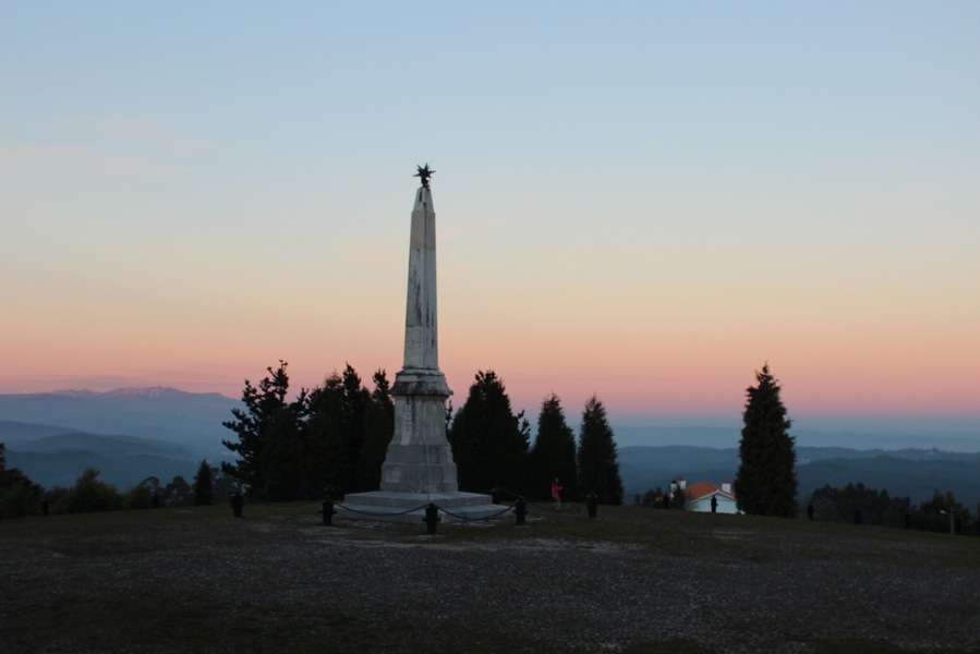 Rua do Monumento
3450 Trezói, Mortágua
Localizado fora dos muros da mata, este monumento encontra-se rodeado de correntes de ferro ligando oito peças de artilharia.