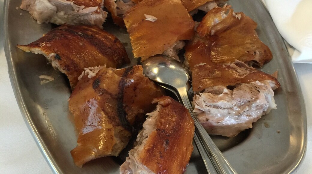 #Leitao #Bairrada #MaravilhaGastronomica #Portugal #GoodEats
Leitão à Bairrada
O Leitão à Bairrada foi considerado uma das sete Maravilhas Gastronômicas de Portugal. É assado no forno e normalmente servido com batatas fritas às rodelas. A pele fica crocante e a carne extremamente saborosa e macia.
Piglet the Bairrada way
Leitão à Bairrada was considered one of the seven Gastronomic Wonders of Portugal. It is baked in an oven and usually served with french fries. The skin is crispy and the meat extremely tasty and tender.