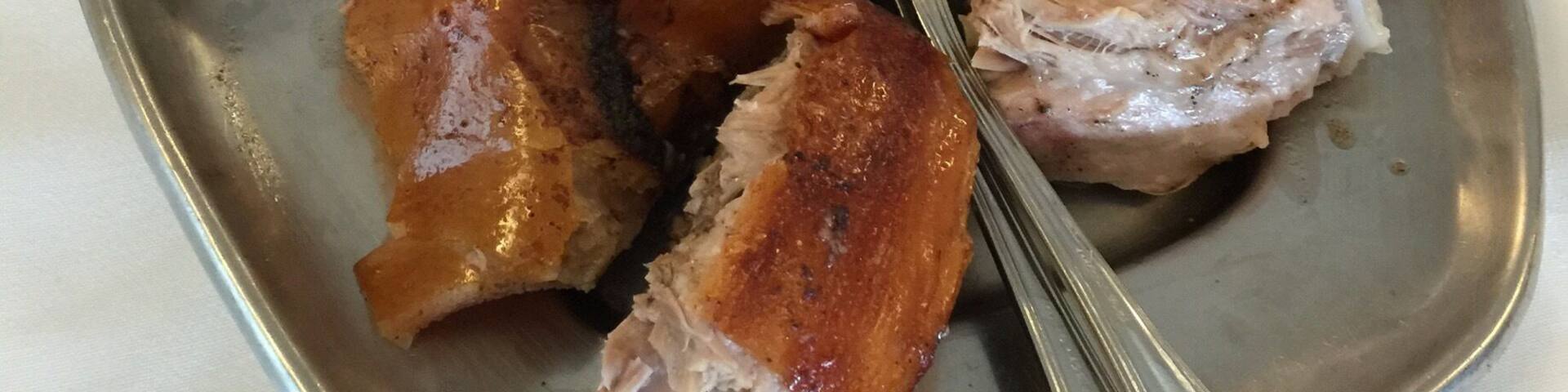 #Leitao #Bairrada #MaravilhaGastronomica #Portugal #GoodEats
Leitão à Bairrada
O Leitão à Bairrada foi considerado uma das sete Maravilhas Gastronômicas de Portugal. É assado no forno e normalmente servido com batatas fritas às rodelas. A pele fica crocante e a carne extremamente saborosa e macia.
Piglet the Bairrada way
Leitão à Bairrada was considered one of the seven Gastronomic Wonders of Portugal. It is baked in an oven and usually served with french fries. The skin is crispy and the meat extremely tasty and tender.