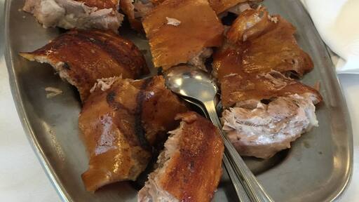 #Leitao #Bairrada #MaravilhaGastronomica #Portugal #GoodEats
Leitão à Bairrada
O Leitão à Bairrada foi considerado uma das sete Maravilhas Gastronômicas de Portugal. É assado no forno e normalmente servido com batatas fritas às rodelas. A pele fica crocante e a carne extremamente saborosa e macia.
Piglet the Bairrada way
Leitão à Bairrada was considered one of the seven Gastronomic Wonders of Portugal. It is baked in an oven and usually served with french fries. The skin is crispy and the meat extremely tasty and tender.