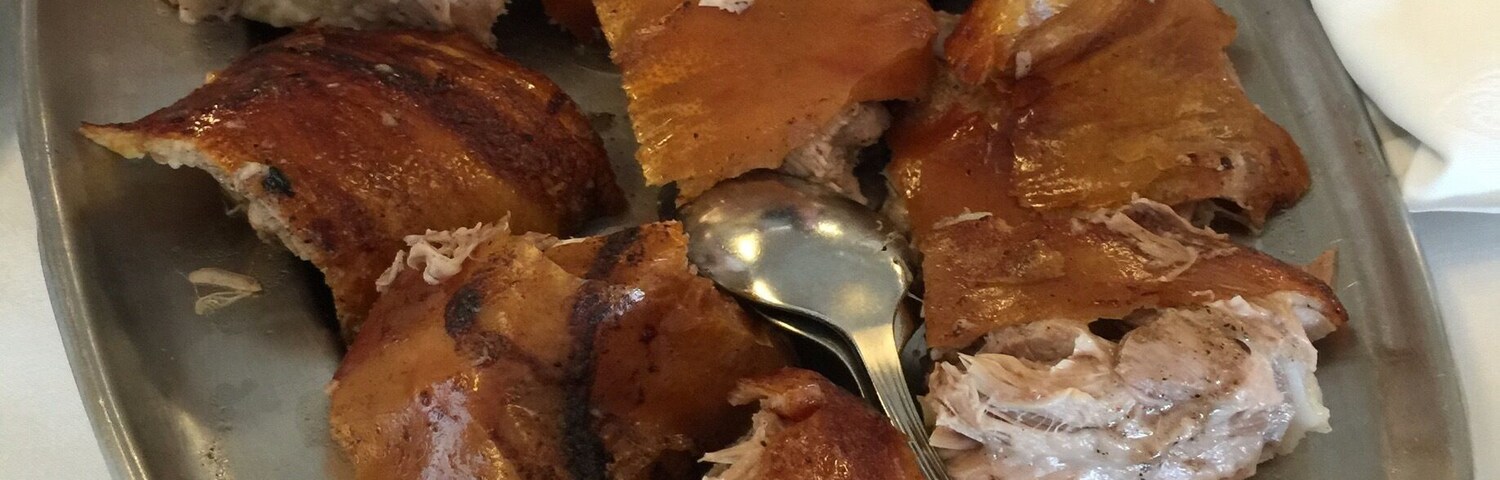 #Leitao #Bairrada #MaravilhaGastronomica #Portugal #GoodEats
Leitão à Bairrada
O Leitão à Bairrada foi considerado uma das sete Maravilhas Gastronômicas de Portugal. É assado no forno e normalmente servido com batatas fritas às rodelas. A pele fica crocante e a carne extremamente saborosa e macia.
Piglet the Bairrada way
Leitão à Bairrada was considered one of the seven Gastronomic Wonders of Portugal. It is baked in an oven and usually served with french fries. The skin is crispy and the meat extremely tasty and tender.