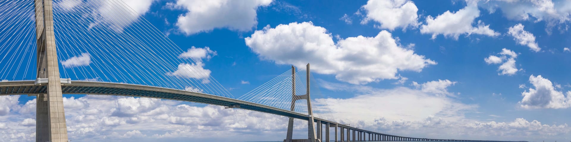 Vista Panorâmica da Ponte Vasco da Gama em Lisboa Portugal